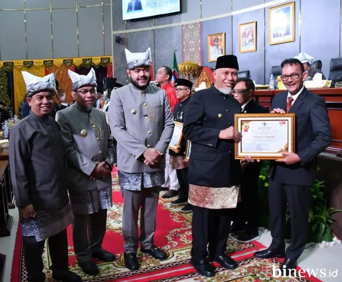 12 Tokoh Inspiratif Terima Penghargaan Pin Emas di Peringatan HJK Padang ke-356