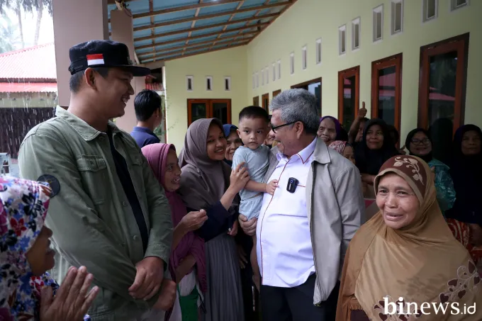 Muhidi Salurkan Bantuan dan Respons Permintaan Perahu Karet di Dusun Sampan
