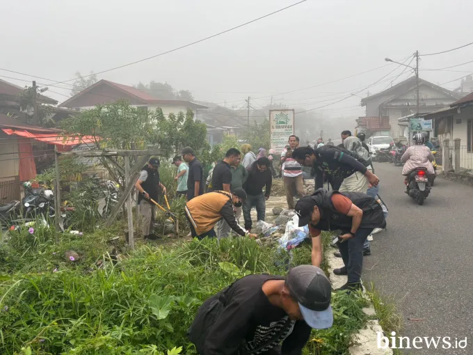 ASN dan Non-ASN Padang Panjang Kompak Goro Bersihkan Rel Kereta Api