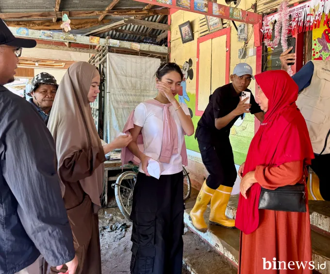 Azizah Rosiade Salurkan Bantuan untuk Pemulihan TK Al-Witri Pascabanjir Bandang di Padang
