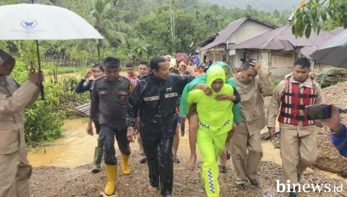 Banjir Bandang Terjang Pasar Lalang Padang, Tim SAR Evakuasi Warga