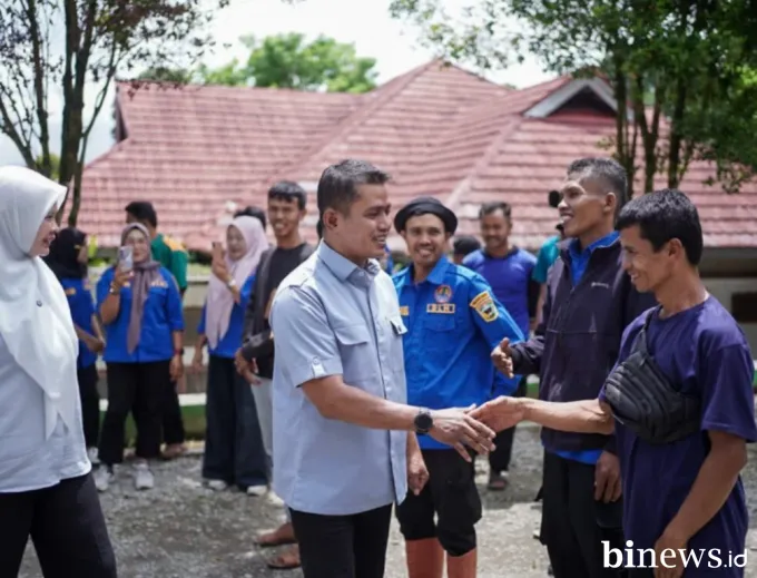 Bersama Bupati, Bunda LH Serahkan Bantuan APD dan Sembako untuk Petugas Kebersihan