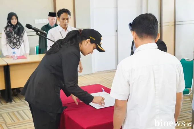 Bupati Dharmasraya Lantik Lasmiyati sebagai Kepala Dinas Pertanian