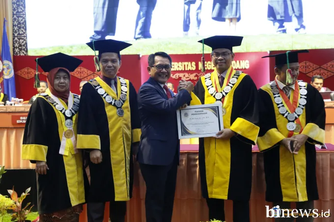 Bupati Padang Pariaman Ajak Lulusan UNP Jadi Penggerak Ekonomi Kreatif