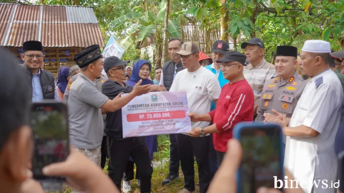 Bupati Solok Ikuti Gotong Royong Bedah Rumah Tak Layak Huni di Nagari Muaro Paneh