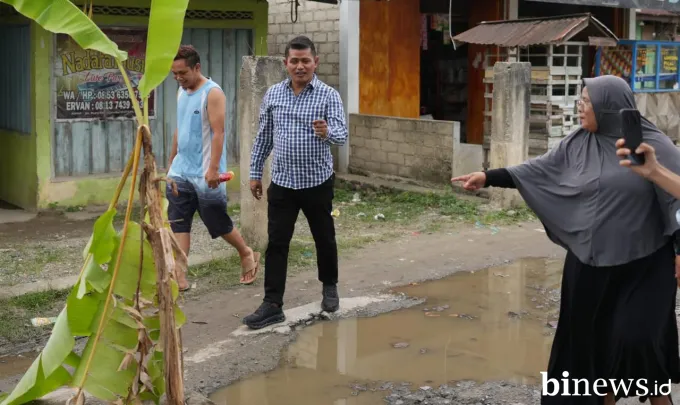 Bupati Solok Tinjau Jalan Rusak Sawah Ampang, Warga Sambut Positif