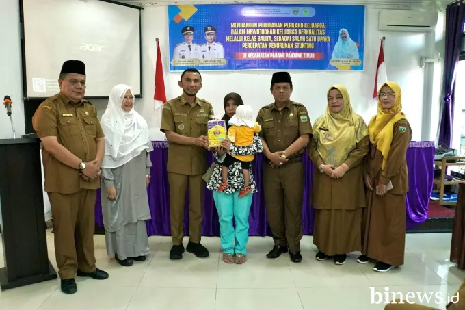 Cegah Stunting, Wawako Allex Saputra Serahkan Susu PKMK untuk 32 Balita