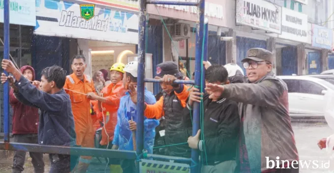 Cuaca Ekstrem Terjang Kota, Wako Hendri Arnis Turun Tangan Amankan Reklame Nyaris Roboh
