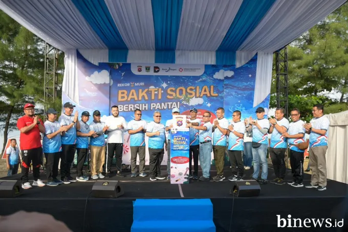 Didukung PT Semen Padang, Polda Sumbar Pecahkan Rekor MURI Lewat Aksi Bersih Pantai Purus