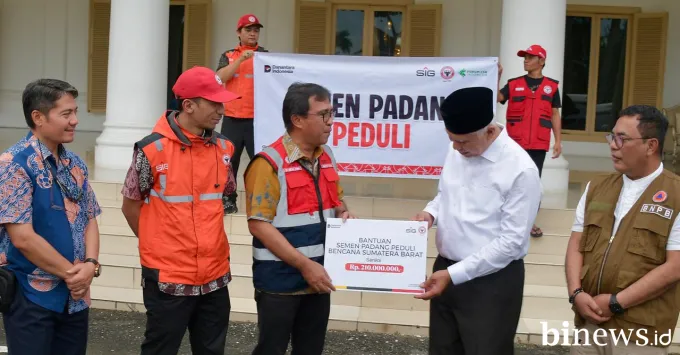 Dirut PT Semen Padang Serahkan Bantuan Senilai Rp210 Juta untuk Penanganan Bencana ke...