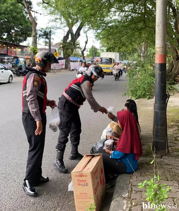 Ditsamapta Polda Sumbar Laksanakan Pam Gatur Lalin dan Pembagian Takjil kepada Masyarakat