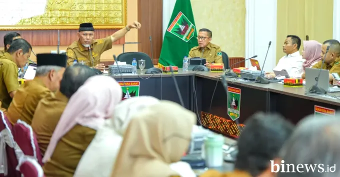 Gubernur Mahyeldi Ansharullah saat memimpin Rapat...