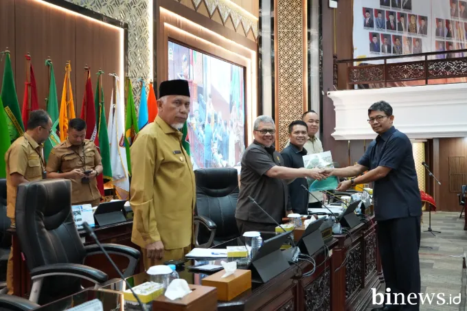DPRD Sumbar Bahas Tiga Ranperda Strategis, Fraksi-Fraksi Soroti Jalan Rusak dan Kendaraan...