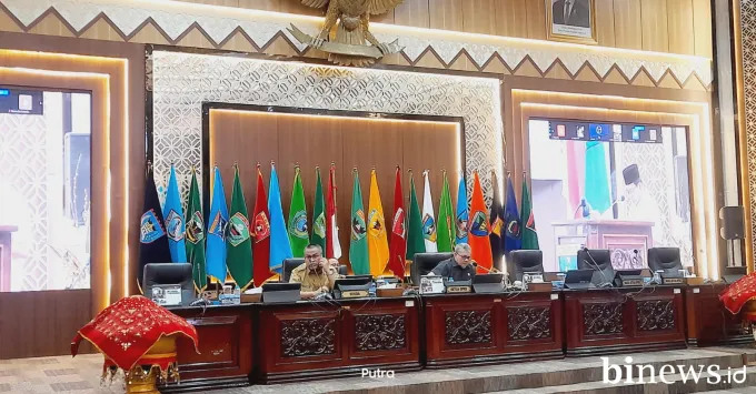 DPRD Sumbar Gelar Paripurna, Fraksi-Fraksi Sampaikan Pandangan Umum Ranperda Jasa...