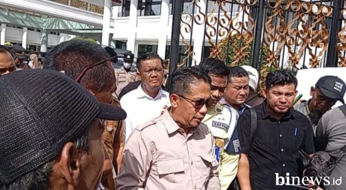 DPRD Sumbar Terima Aksi Buruh, Janjikan Tindak Lanjut Tuntutan