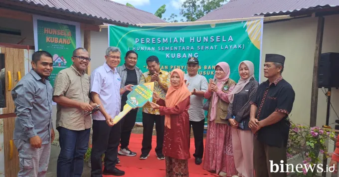 Dua kepala keluarga penyintas banjir Batu Busuk, Masni dan...