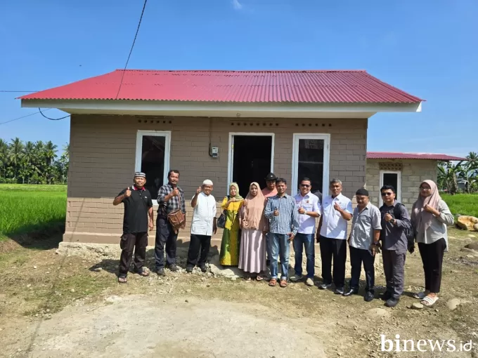 Dua Warga Koto Lalang Terharu Terima Bantuan Rumah dari PT Semen Padang