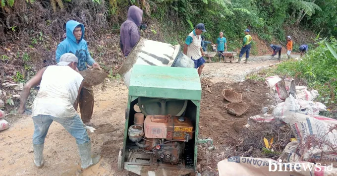 Semangat gotong royong masyarakat Kelurahan Limau Manis,...
