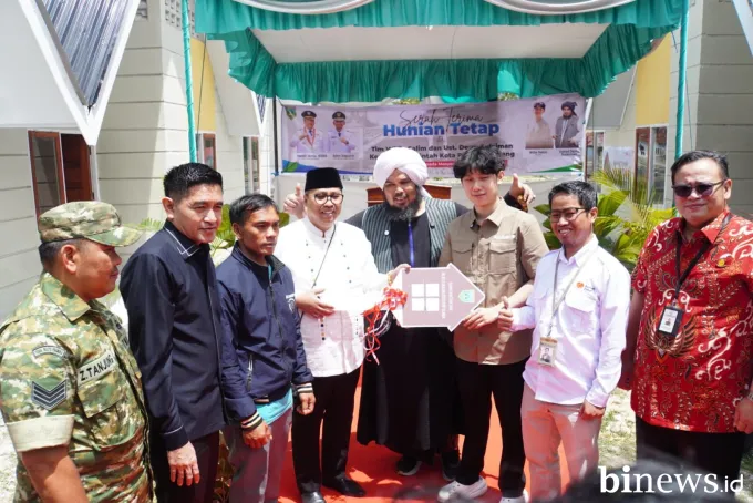 Enam Huntap dari Willie Salim dan Ustaz Dery Sulaiman Diserahkan kepada Korban Banjir...