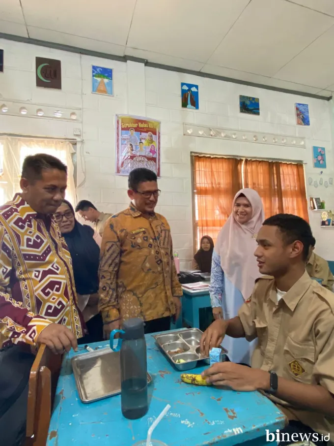 Evi Yandri Salurkan 13 Unit Komputer dari Pokirnya dan Tinjau MBG di SMAN 2 Padang