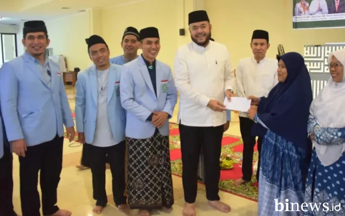 Fadly Amran Serahkan Santunan BKPRMI untuk Korban Banjir Bandang Padang