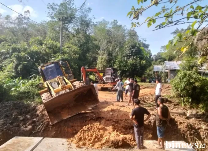 Gerak Cepat Bupati Dharmasraya Annisa, Akses Jalan ke Silago yang Amblas Kembali Normal