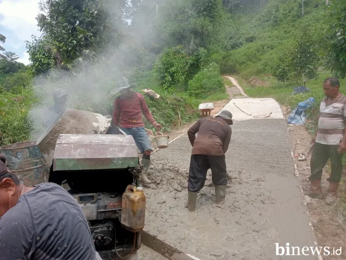 Gotong Royong di Puncak Labuang: Peladang dan PT Semen Padang Ubah Jalan Tanah Jadi Beton