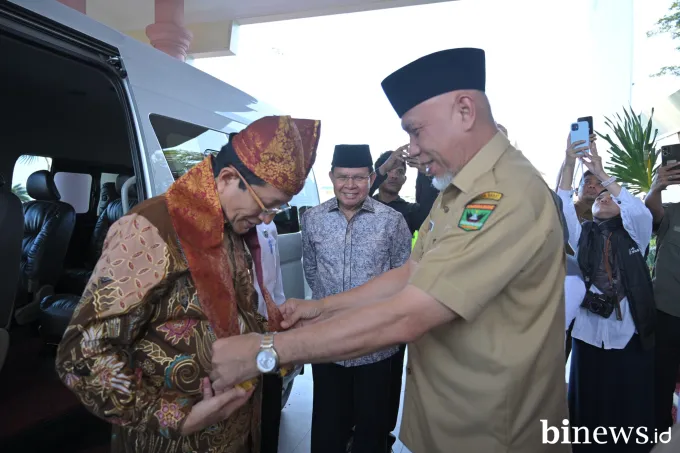 Gubernur Mahyeldi Kalungkan Sal Batik ke Menteri Agama RI
