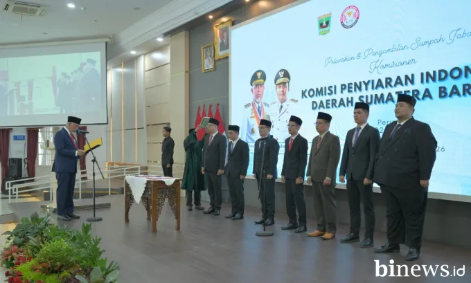 Gubernur Mahyeldi Lantik Komisioner KPID Sumbar Periode 2026--2029