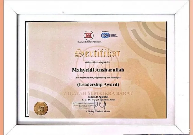Gubernur Mahyeldi Raih Leadership Award dari IAI Sumbar atas Komitmen Pembangunan Daerah