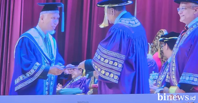 Gubernur Mahyeldi Resmi Diwisuda Magister Manajemen di Malaysia
