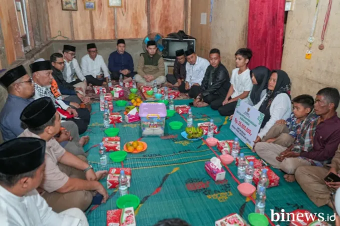 Gubernur Mahyeldi Serahkan Bantuan Bedah Rumah Rp25 Juta untuk Keluarga Gatot di...