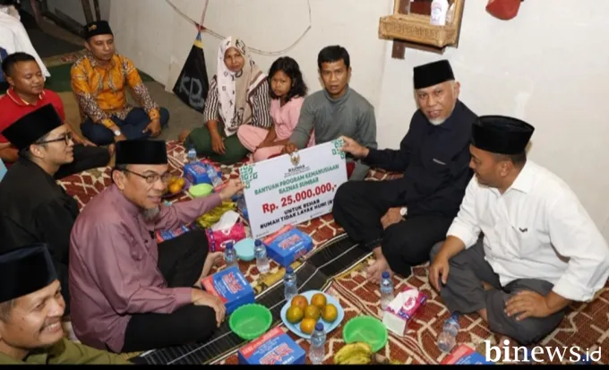 Gubernur Mahyeldi Serahkan Bantuan Bedah Rumah untuk Warga Koto Tangah