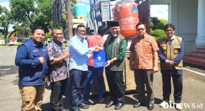 Gubernur Mahyeldi Terima Bantuan Mesin Penjernih Air dari UNDIP