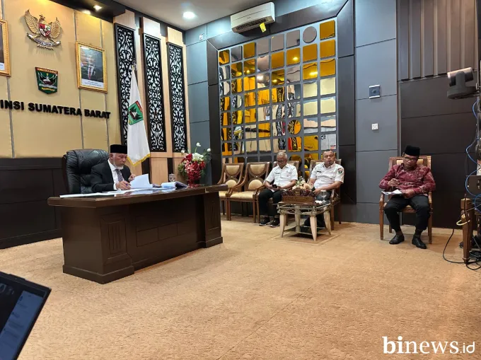 Gubernur Sumbar Lulus Sidang Tesis S2 di Malaysia