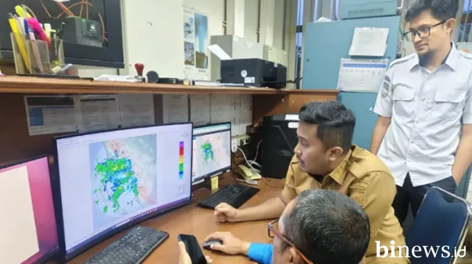 Hadapi Cuaca Ekstrem, Wagub Vasko Tekankan Pentingnya Data Cepat dari BMKG Terkait Cuaca...