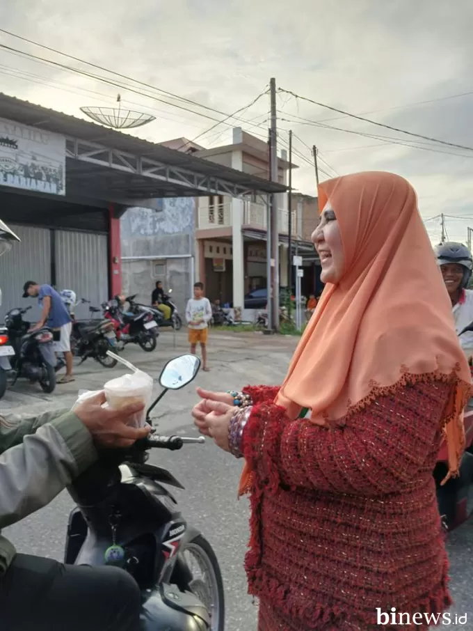 Hj. Nevi Zuairina Berbagi Ribuan Ta'jil Tersebar di Dapil Sumbar II