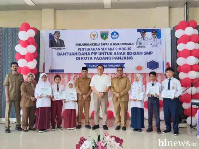 Irman Gusman Serahkan Beasiswa PIP untuk 437 Siswa di Sumbar