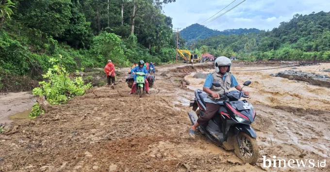 Jalan Batu Busuk Kembali Terbuka, Semen Padang Peduli Kerahkan Alat Berat Sejak Pagiv