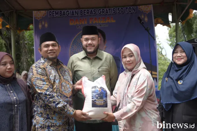 Jelang Ramadan, Wako Fadly Amran Serahkan Bantuan Beras pada Warga Padang