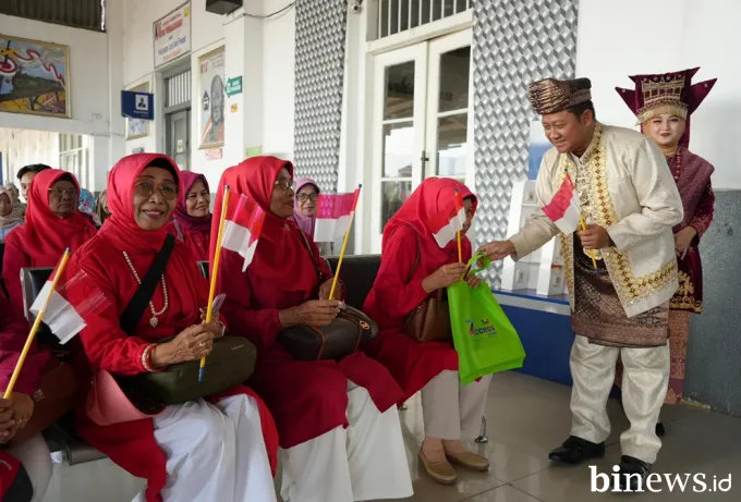 KAI Divre II Sumbar Ajak Pelanggan Rayakan HUT ke-80 RI di Atas Kereta Api