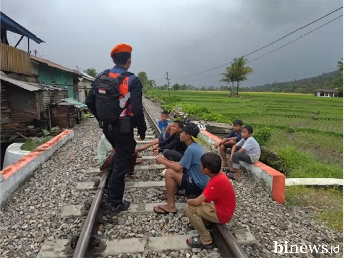 KAI Divre II Sumbar Imbau Masyarakat Tidak Ngabuburit di Jalur Kereta Api Demi Keselamatan