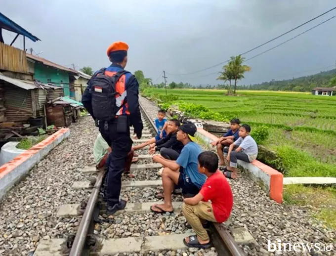 KAI Divre II Sumbar Imbau Masyarakat Tidak Ngabuburit di Jalur Kereta Api Demi...
