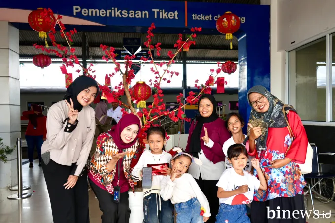 KAI Divre II Sumbar Semarakkan Imlek 2577 Kongzili Bersama Pelanggan