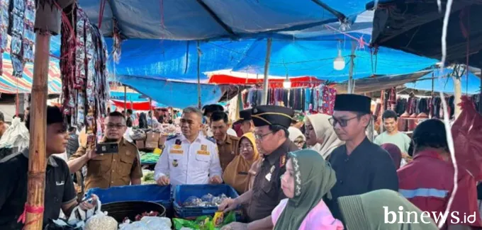 Kajari dan Pemkab Solok Sidak Harga Sembako di Pasar Muaro Paneh Jelang Idulfitri