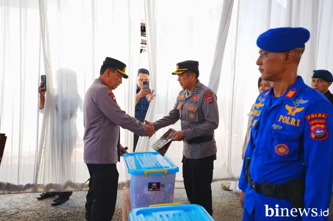Kapolri Beri Bantuan kepada Anggota Polri Korban Bencana di Sumbar