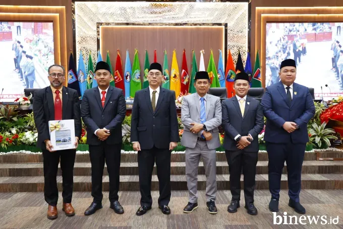 Kepala BPK RI Sumbar Serahkan LHP LKPD 2024 dalam Rapat Paripurna DPRD