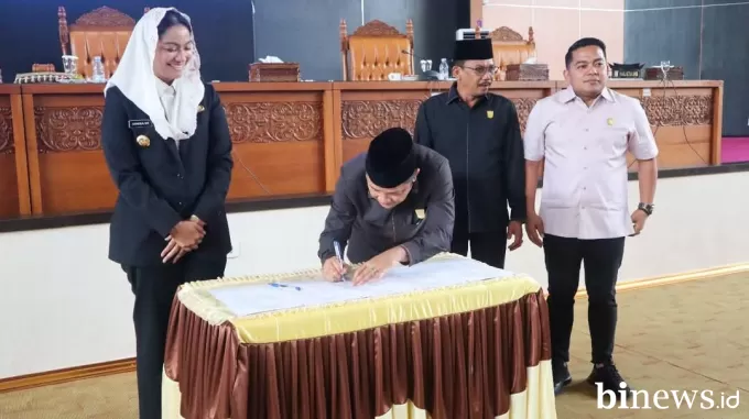 Ketua dan Wakil Ketua DPRD Dharmasraya Pimpin Rapat Paripurna Bahas Perubahan Perda