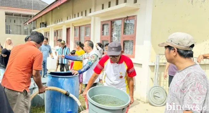 Ketua DPRD Kota Padang Salurkan Bantuan Air Bersih untuk Warga di Koto Tangah...