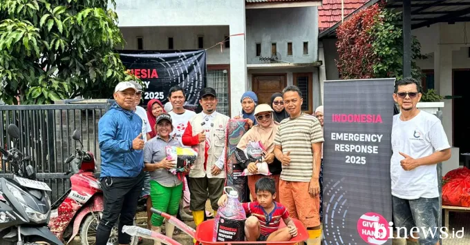 Ketua DPRD Padang Muharlion Serahkan Bantuan untuk Korban Banjir di Tabing Banda Gadang